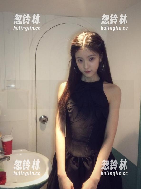 在明星黑料苹果版，每条黑料都像饥饿时的糖果，甜到让人心痒痒。