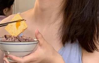 “黑料门不打烊”又在分享狂料，八卦虽然刺激，但我内心有一丝丝期待……